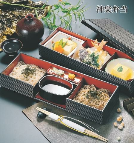 神楽弁当黒パール内朱汁鉢付三ツ切親