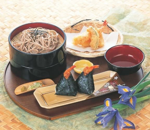 16cm丸ざる黒内朱本体（底板付）