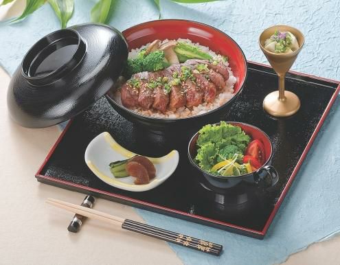 6.5寸大輪丼浅型黒刷毛目内朱