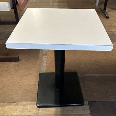 スナックテーブル　一点の価格！！ 中古】スナックテーブル 白 幅500×奥行500×高さ600 【送料別途見積