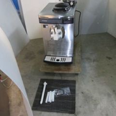 中古】ソフトクリームフリーザー サンヨー SSF-M161PN 幅450(突起含む